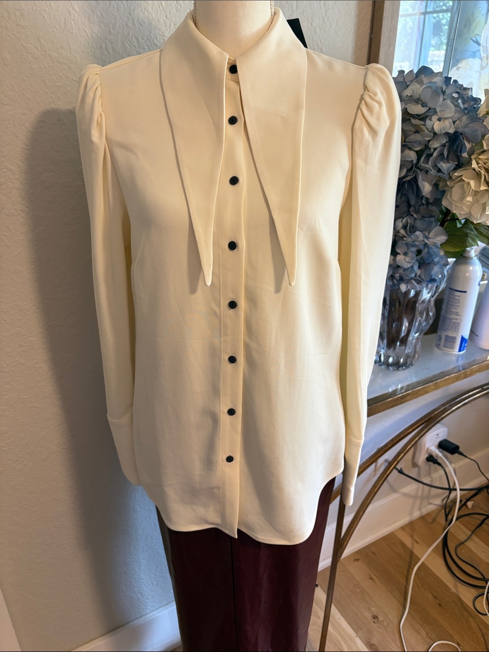 Mint Ivory Button-Front exagerated Collar Blouse